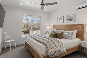 5 bedrooms, desk, iron/ironing board, WiFi - Perfect Getaway - Brand New St. George Townhome (St. George)