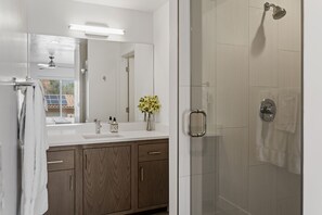 Combined shower/bathtub, hair dryer, towels, soap - Perfect Getaway - Brand New St. George Townhome (St. George)