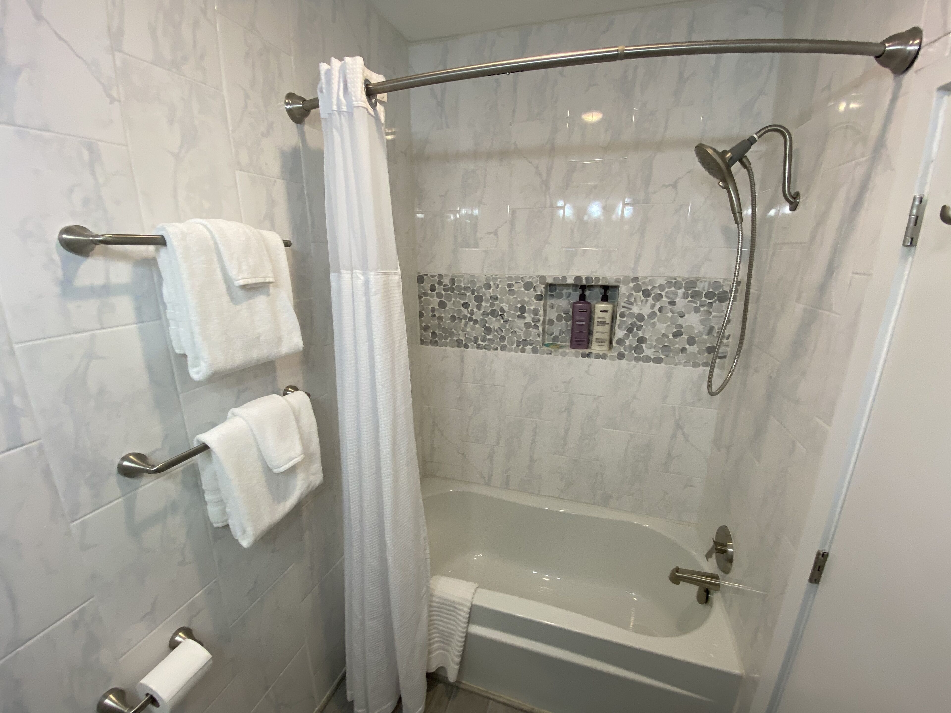 Ensemble baignoire-douche, séchoir à cheveux, serviettes fournies, savon