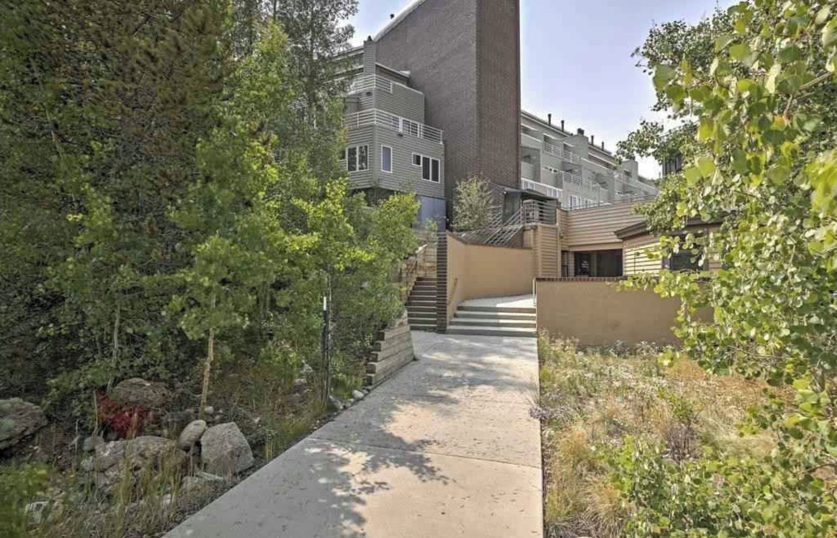 Un edificio de varios pisos con una escalera central que conduce a los pisos superiores.