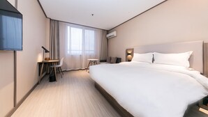 A modern hotel room with a large bed, a desk with a chair, a flat-screen TV, and a window with curtains. - Hanting Hotel Taizhou Jiaojiang Baolong City (Taizhou)