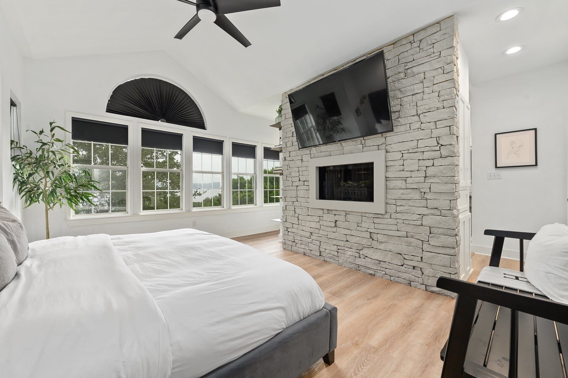 4 bedrooms, desk, iron/ironing board, free WiFi