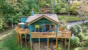 Une maison à deux étages dotée d’une terrasse, d’un patio couvert et d’une cour clôturée.