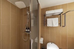 A modern bathroom with a glass shower enclosure, a towel rack, and a toilet. - Ji Hotel Beijing Jiuxianqiao 798 Art District (Beijing)