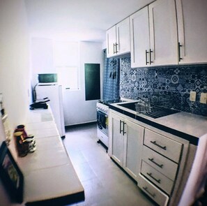 Een koelkast, een magnetron, een oven, een kookplaat