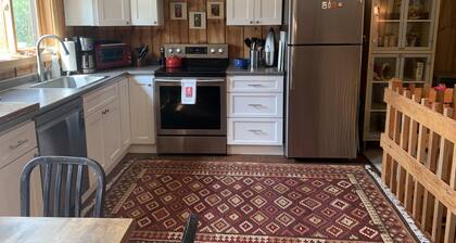 Woodsy Getaway! Shuttle or Ski-home from Mt. Snow