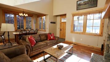 Smart TV, chimenea, libros y biblioteca musical