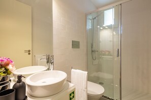 Shower, hair dryer, towels, soap - Douro Golden Studio - with balcony & Wi-Fi (Porto)