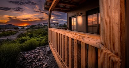 *Pet Friendly*on Allen Street, VIEWS! Free WIFI- Miners Cabin #5 (2 double beds)