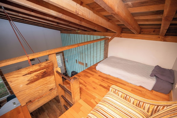2 bedrooms, desk