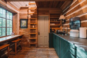 Refrigerador, horno, parrilla de estufa y cafetera y tetera