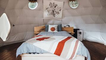 1 habitación, escritorio y ropa de cama