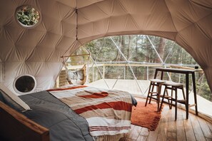 1 soverom, skrivebord og sengetøy