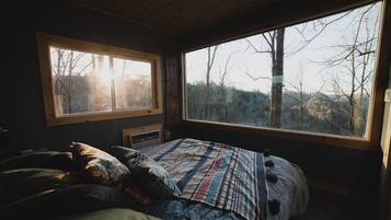 1 多间卧室、办公桌、床单