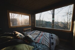 1 soverom, skrivebord og sengetøy