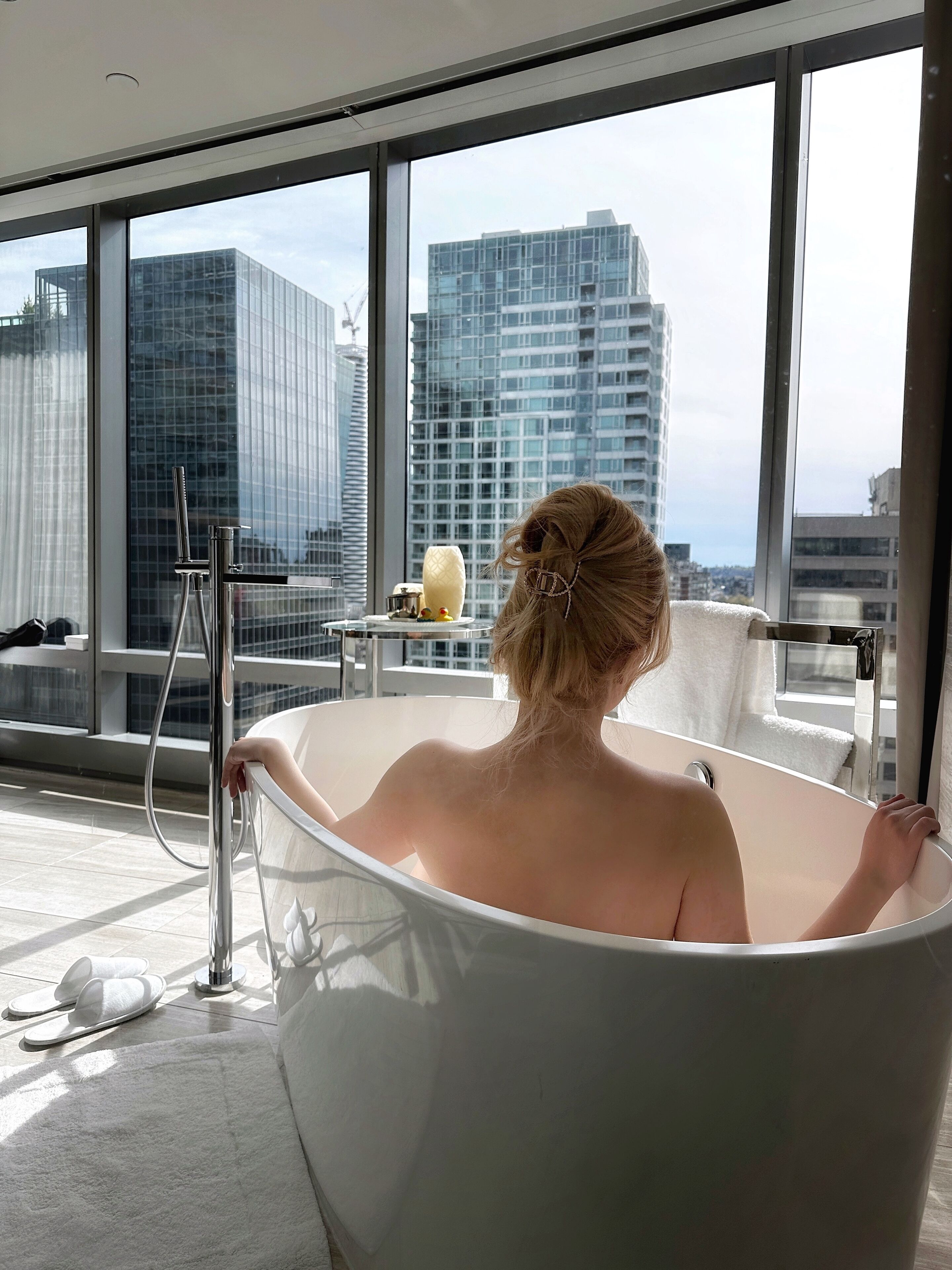 Executive One Bedroom Suite (King + Balcony + Bath) | Minibar, in-room safe, desk, laptop workspace