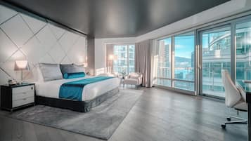 Paradox King + Balcony | Minibar, in-room safe, individually decorated, individually furnished