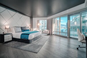 Chambre Deluxe, 1 très grand lit, balcon, vue sur la ville | Minibar, coffre-fort, bureau