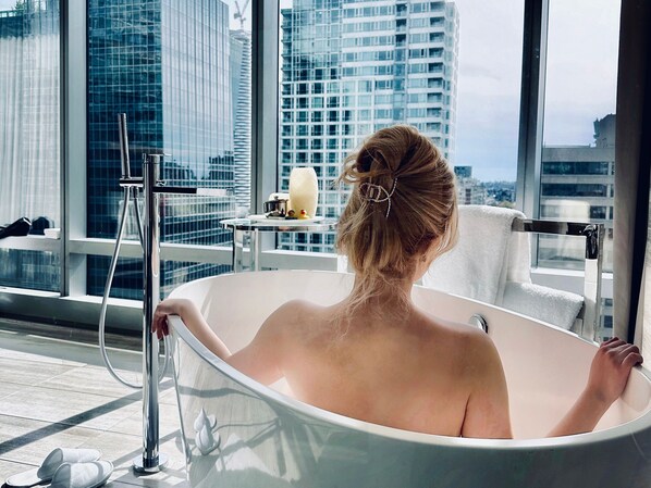 Deep-soaking bathtub - Paradox Vancouver (Vancouver)