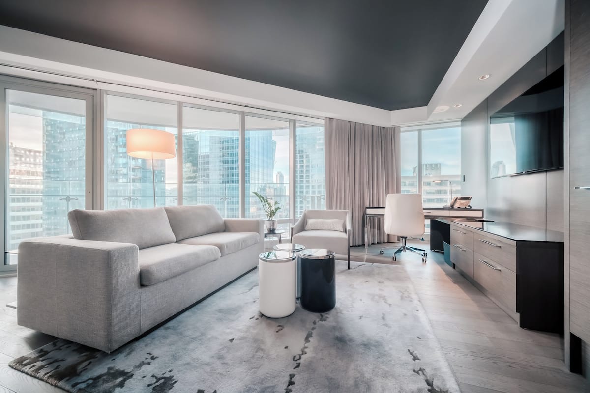 Una sala de estar moderna con sofá, mesa de centro y espacio para escritorio.