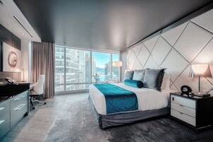 Minibar, caja de seguridad en la habitación y decoración personalizada 