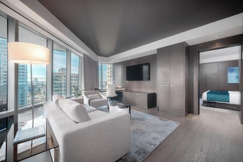 Executive One Bedroom Suite (King + Balcony + Bath) | Living area
