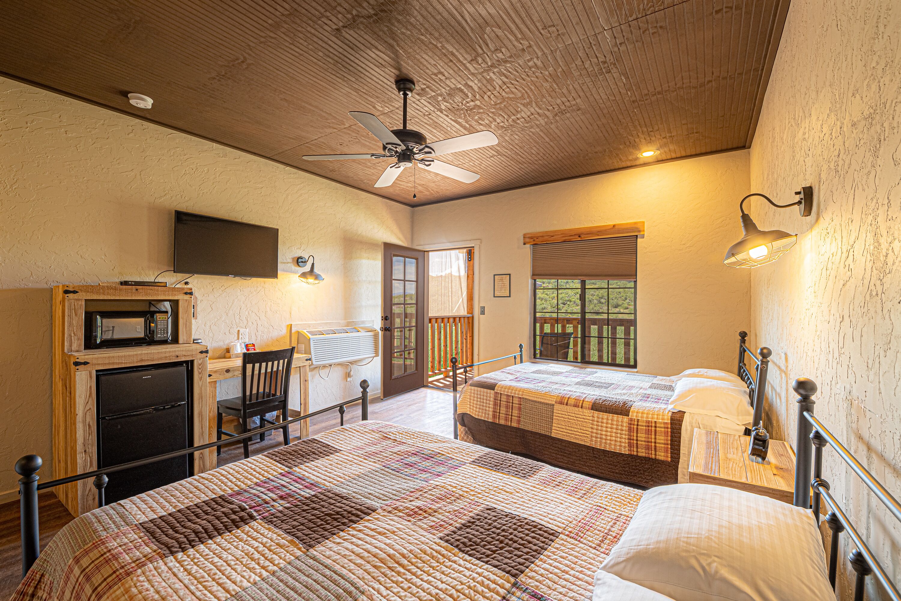6 bedrooms, desk, free WiFi, bed sheets