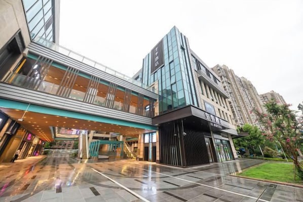 A modern hotel with a glass facade, a covered walkway, and a well-maintained courtyard. - JI Hotel (Shanghai Dongfang Yidecheng Luheng Road Metro Station) (Shanghai)