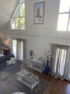 Living area - PRIVATE HOME, 3 BEDROOMS, 2 BATHS, SLEEPS 8 (Folly Beach)