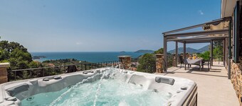 VILLA PASSION - LUXURY VILLA with POOL - JACUZZI - A/C - WIFI