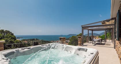 VILLA PASSION - LUXURY VILLA with POOL - JACUZZI - A/C - WIFI