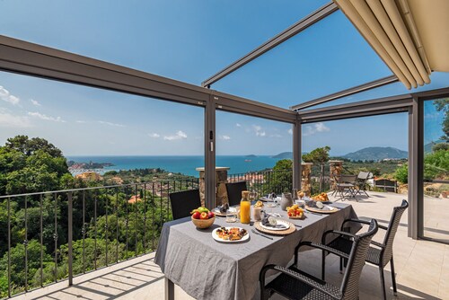 VILLA PASSION - LUXURY VILLA with POOL - JACUZZI - A/C - WIFI