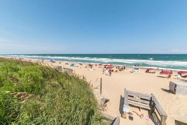 在海滩、沙滩毛巾