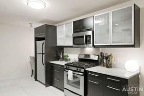 Refrigerador, microondas, horno y parrilla de estufa