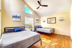 6 makuuhuonetta, työpöytä, silitysrauta/-lauta, vauvan matkasänky