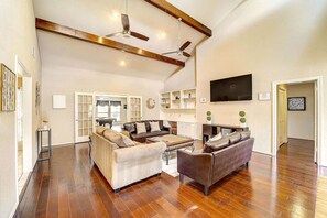 Unclassified image, 3 of 47, button