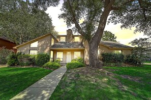 Exterior - Family Oasis | 6BR + Pool + Big Backyard (Humble)