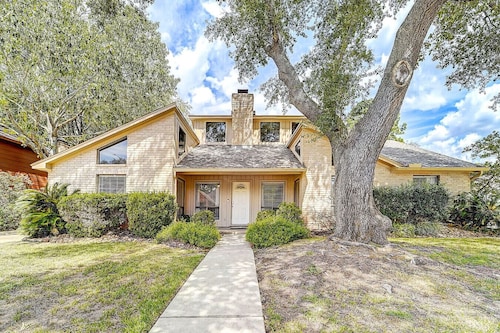 Family Oasis | 6BR + Pool + Big Backyard