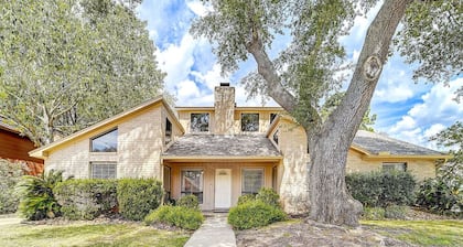 Family Oasis | 6BR + Pool + Big Backyard