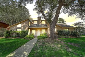 Exterior - Family Oasis | 6BR + Pool + Big Backyard (Humble)