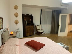 3 bedrooms, iron/ironing board, bed sheets