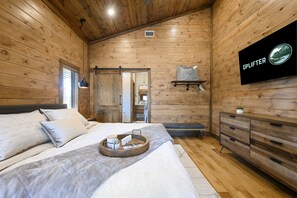 2 bedrooms, iron/ironing board, free WiFi, bed sheets - Luxury Cabin with Hot Tub, Pool Table & Arcade! (Broken Bow)