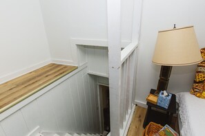 Interior - NEW Tiny Groovy Town Spot by dining, shops, bars (Willoughby)