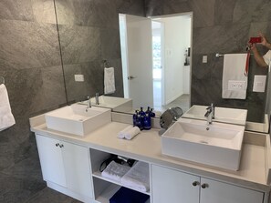 Assecador de cabells, tovalloles, sabó i xampú 