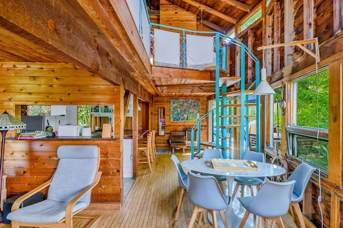 Charming home close to beach with fast WiFi & washer/dryer - dog-friendly