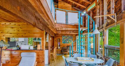 Charming home close to beach with fast WiFi & washer/dryer - dog-friendly