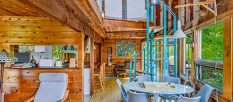 Charming home close to beach with fast WiFi & washer/dryer - dog-friendly