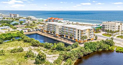 Fourth Floor Condo with Shared Pool, Ocean View, High-Speed WiFi, & Washer/Dryer