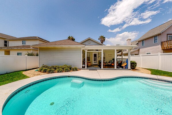 A heated pool - Dog-Friendly Attractive Home w/Fast WiFi, Private Saltwater Pool, & Central AC (Destin)