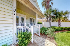 Terrace/patio - Dog-Friendly Attractive Home w/Fast WiFi, Private Saltwater Pool, & Central AC (Destin)